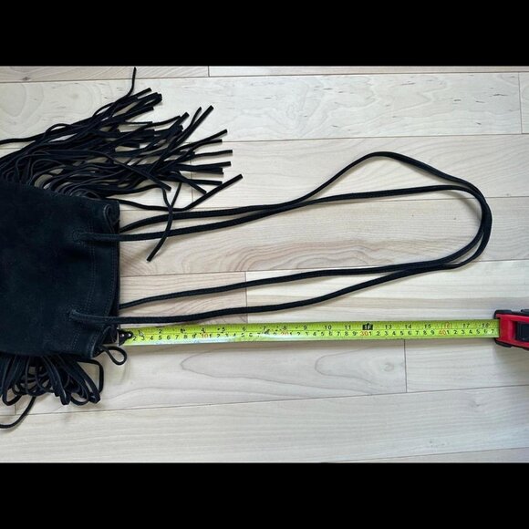 High-quality genuine suede handbag with dramatic fringe details - Picture 7 of 8